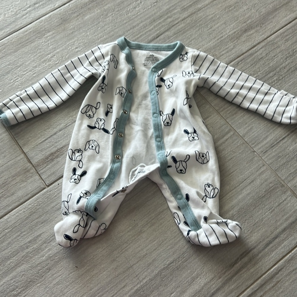 Carter’s Newborn 0M white pajamas babies football & puppies snap closure - Picture 5 of 10